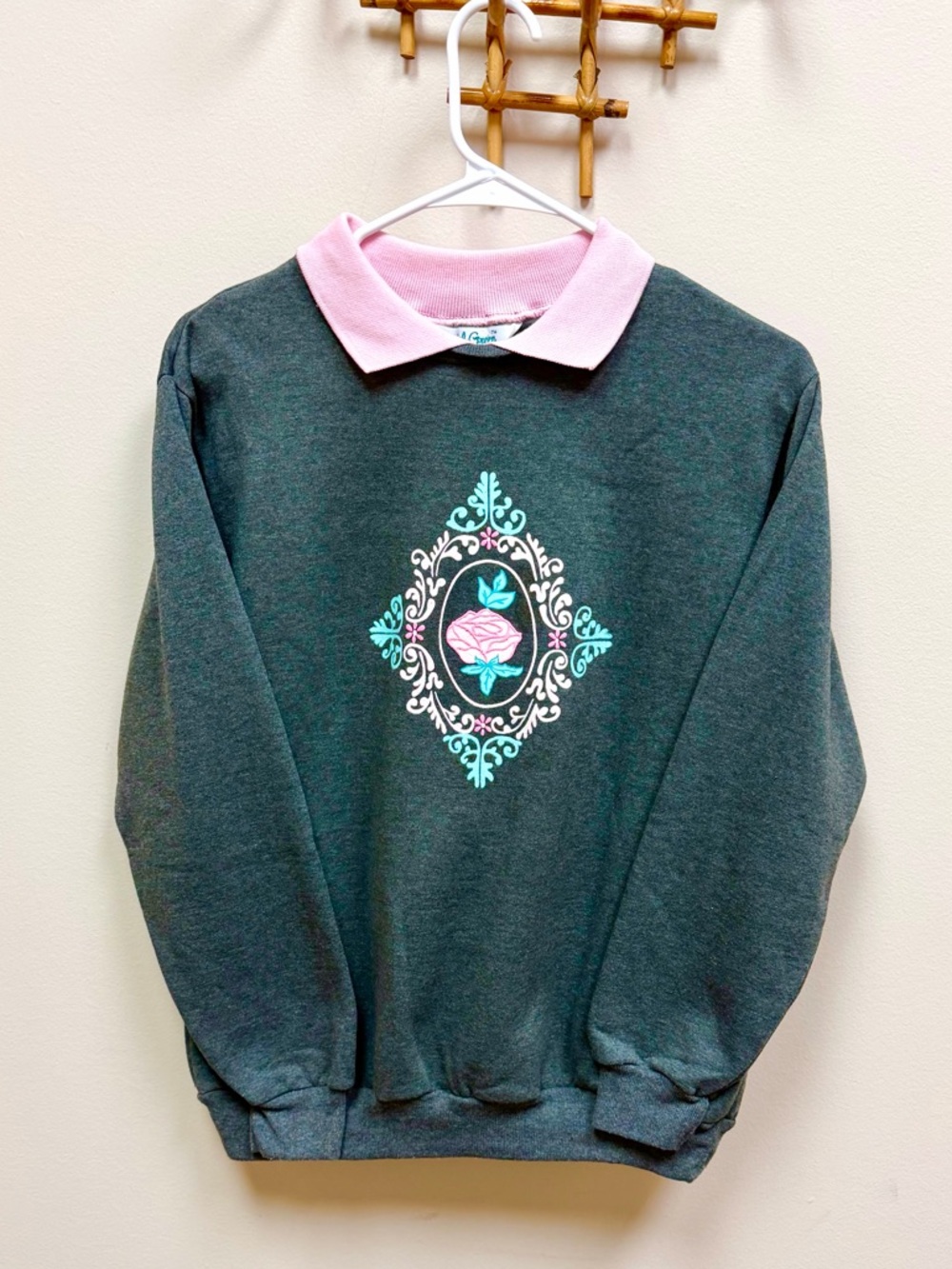 80s Vintage 🩷 Daniel Green Leisurewear Rose Collared Sweatshirt - LIKE NEW!